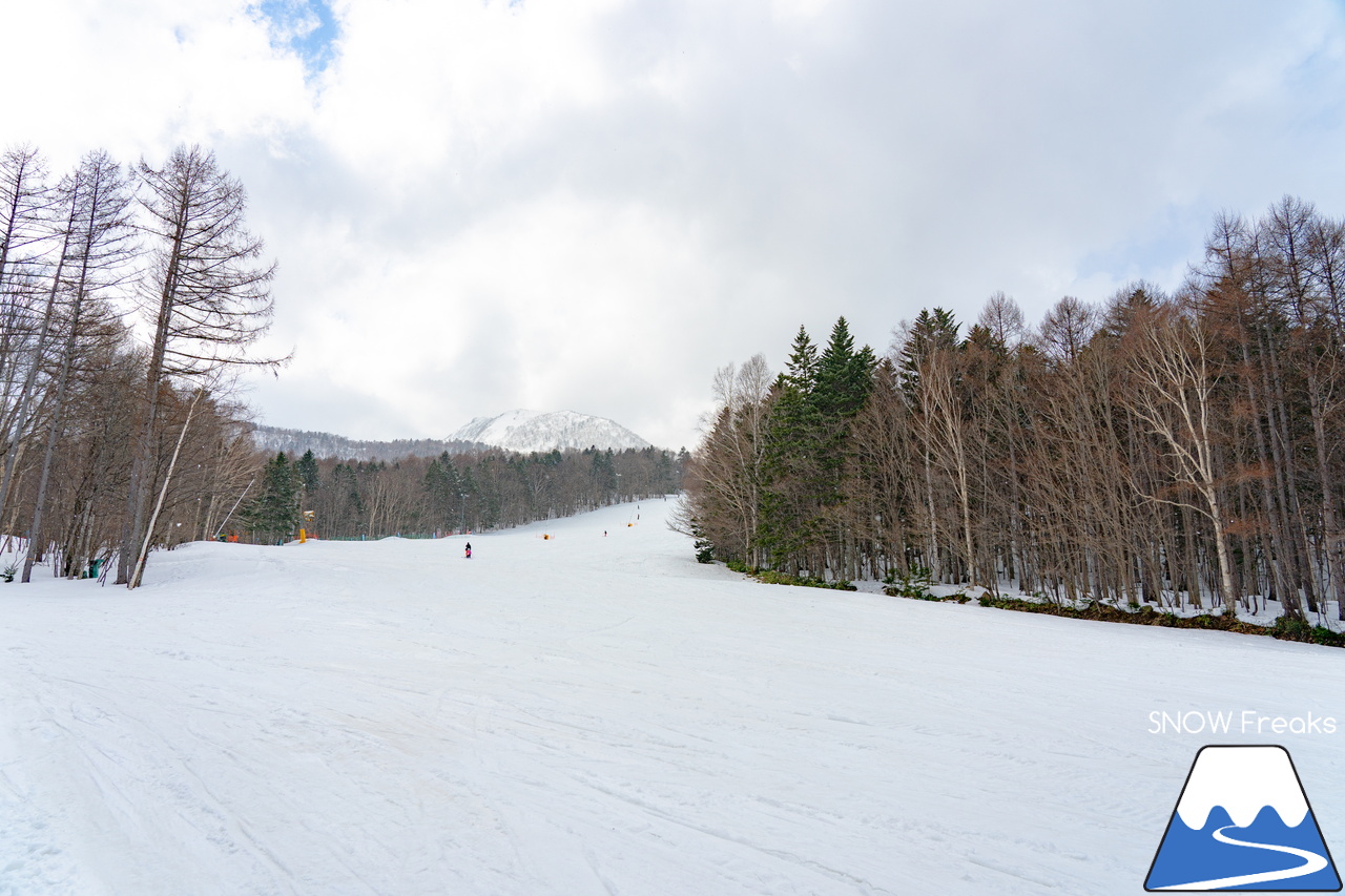 富良野スキー場｜季節は、まだ冬？それとも…？小雪が舞い、たくさんの雪が残る富良野スキー場で、春の恒例イベント『春スキー池渡り大会』開催(^^)/